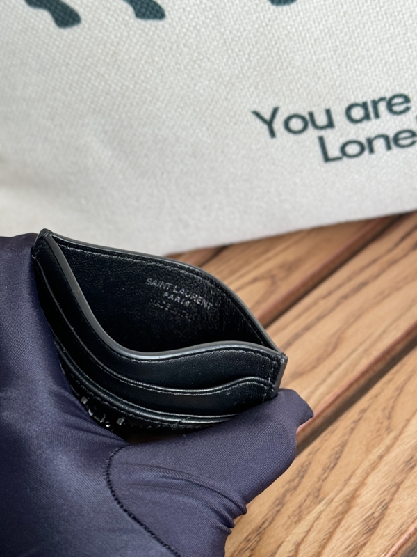 イヴサンローラン財布着用イメージ